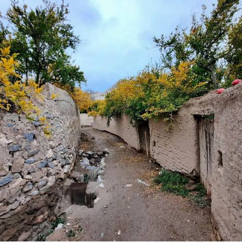 مجنون شهر یعنی خود من مدیون رپ یعنی خوده من چیزی جز اینایی